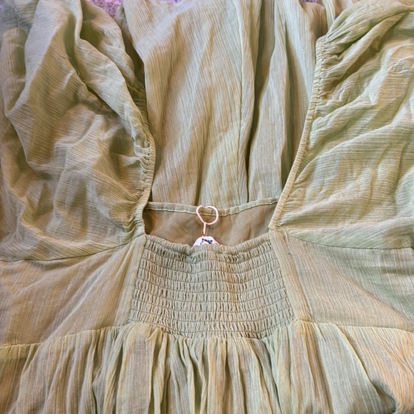 Light green flowy dress 💚 - Picture 4 of 6